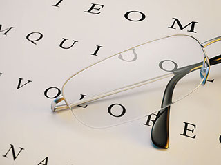 Illustration Brille und Buchstaben