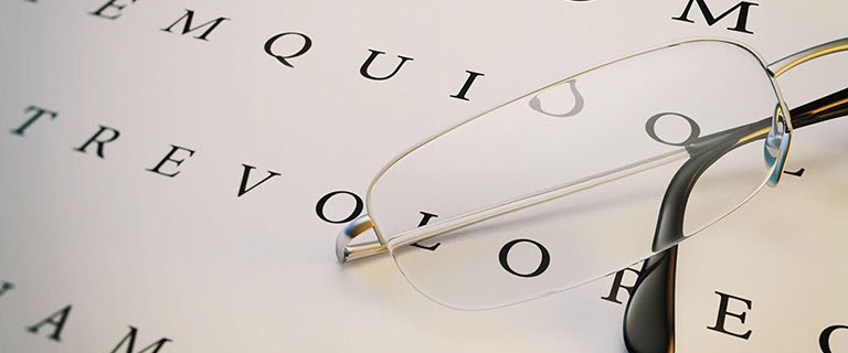 Illustration Brille und Buchstaben